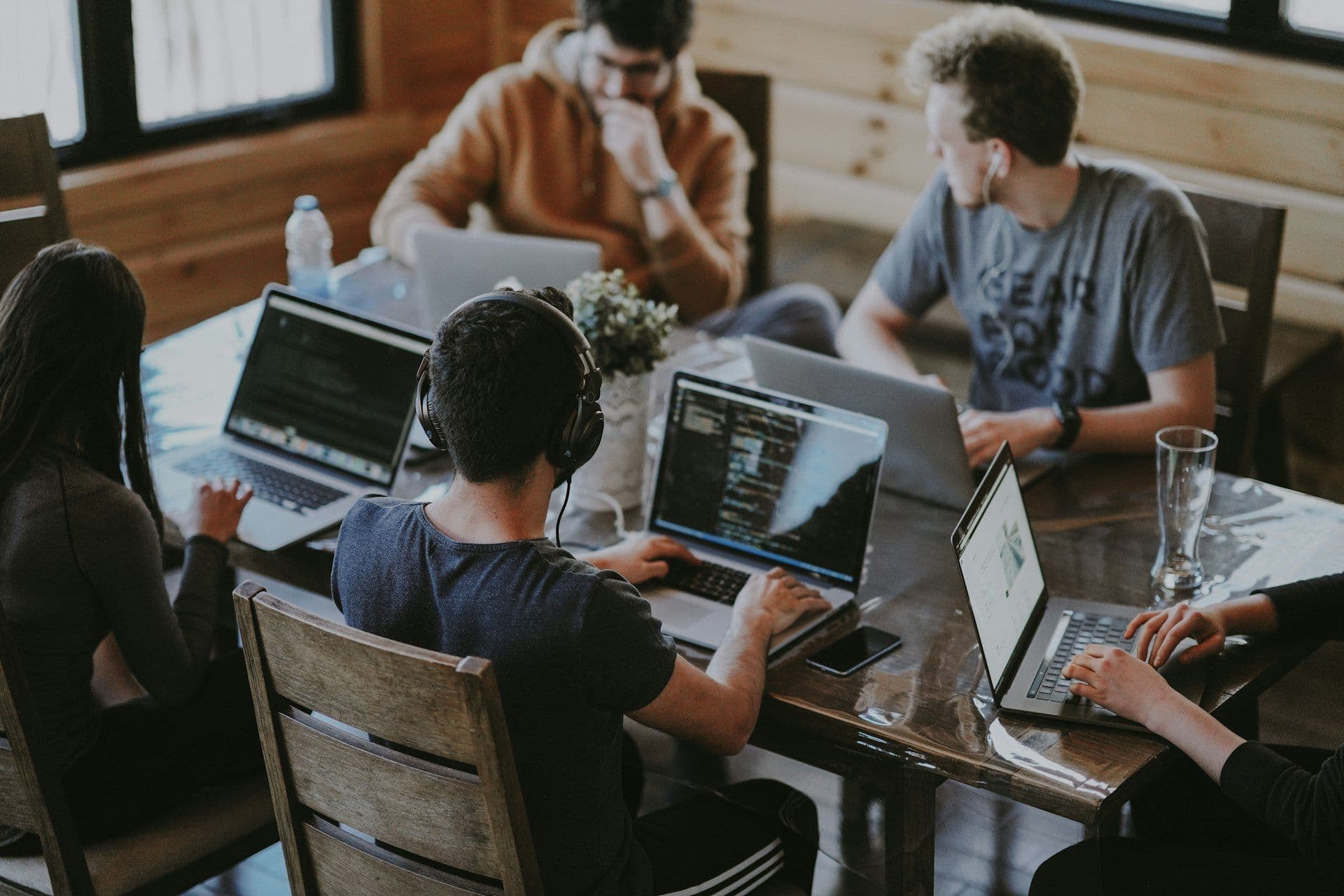 Developmentteam dat samenwerkt aan custom software
