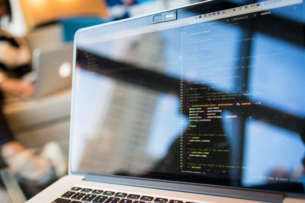 Laptops en code tijdens softwareontwikkeling